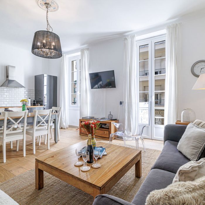 Wide & Central 3 Bdr – AC & Balcony